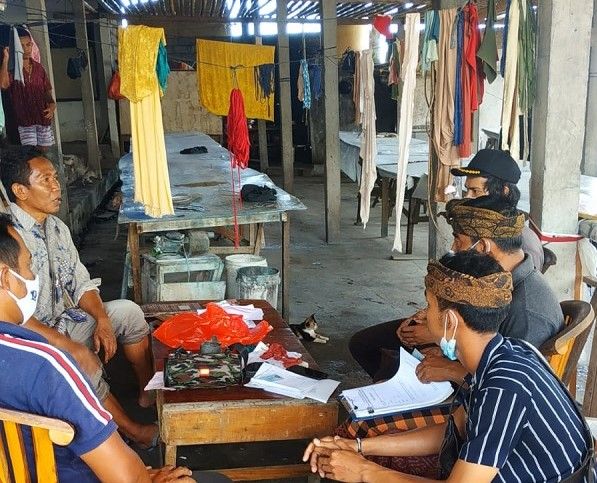 podiumnews.com-DLHK Denpasar Tindak Usaha Sablon Buang Limbah ke Sungai